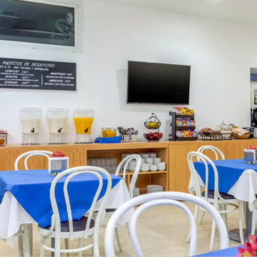 Are there any dining options at Comfort Inn Puerto Vallarta?
